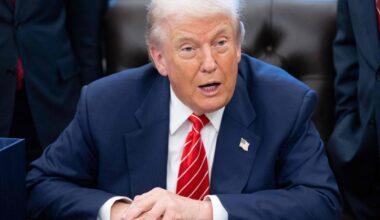 US-Präsident Donald Trump setzt mit seiner Unterschrift ein zuvor vom Parlament beschlossenes Haushaltspaket in Kraft.