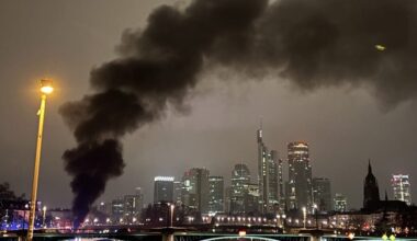 Feuer in Frankfurt: „Sind fassungslos“ – Bus von Viertligaklub Hallescher FC angezündet