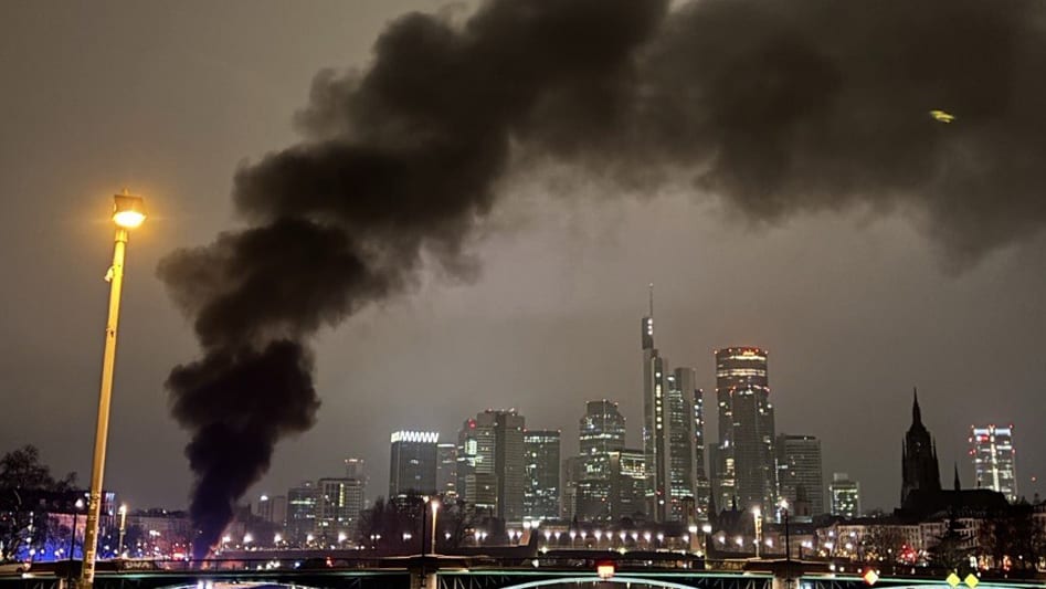 Feuer in Frankfurt: „Sind fassungslos“ – Bus von Viertligaklub Hallescher FC angezündet
