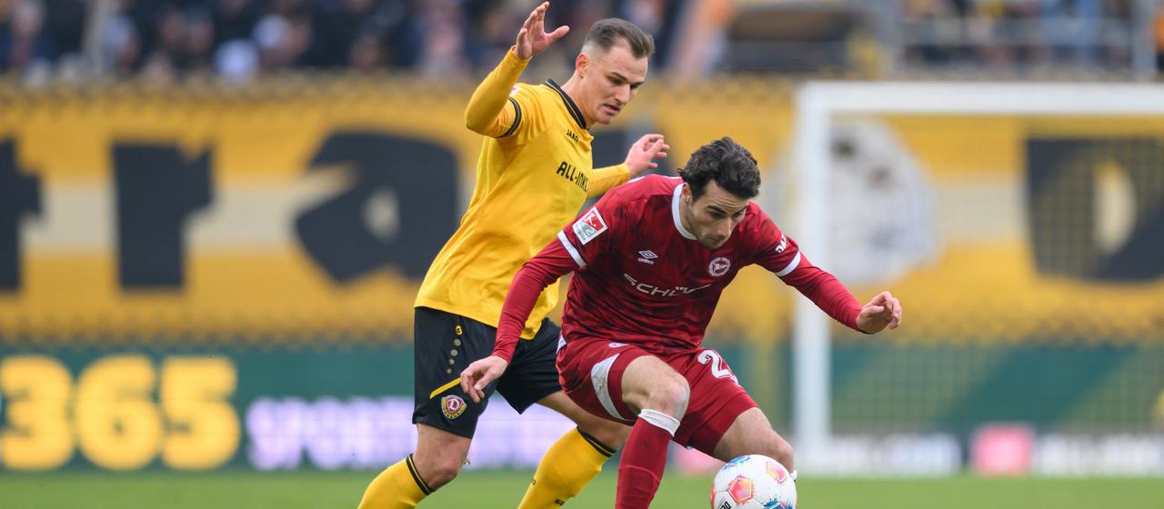 Bielefelds Christopher Lannert (r.) im zweikampf mit Dresdens Jakob Lemmer | picture alliance/dpa | Robert Michael Bielefelds Christopher Lannert (r.) im zweikampf mit Dresdens Jakob Lemmer