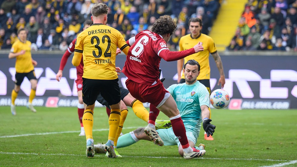 Punkt gegen Bielefeld: Dynamo Dresden klettert auf Relegationsrang