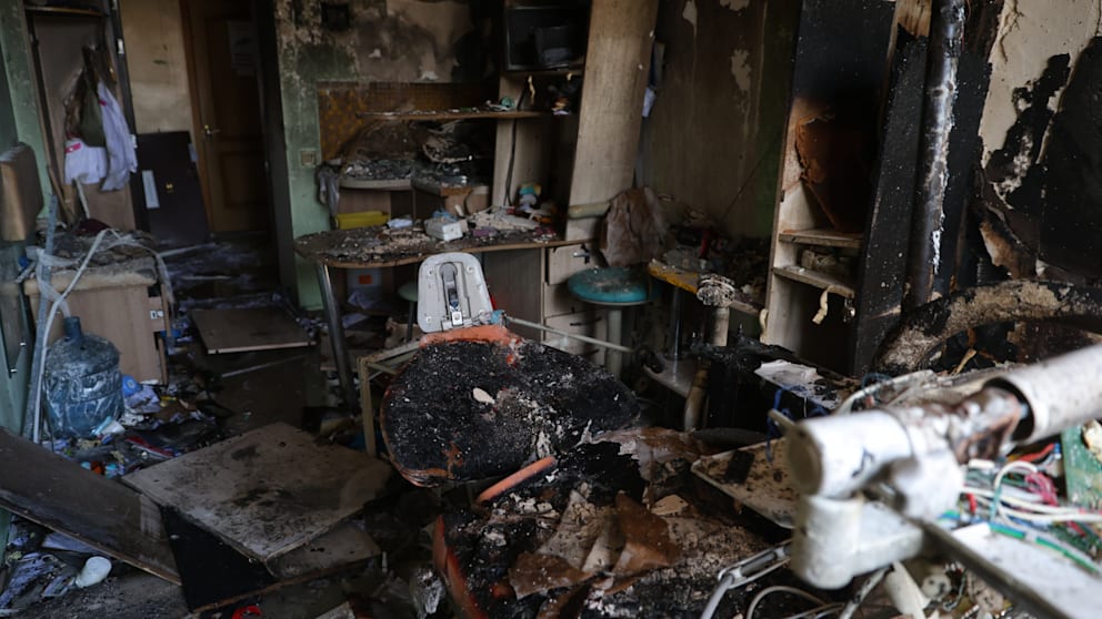 Ein völlig zerstörtes Zimmer in der Geburtsklinik in Saporischschja nach dem russischen Angriff