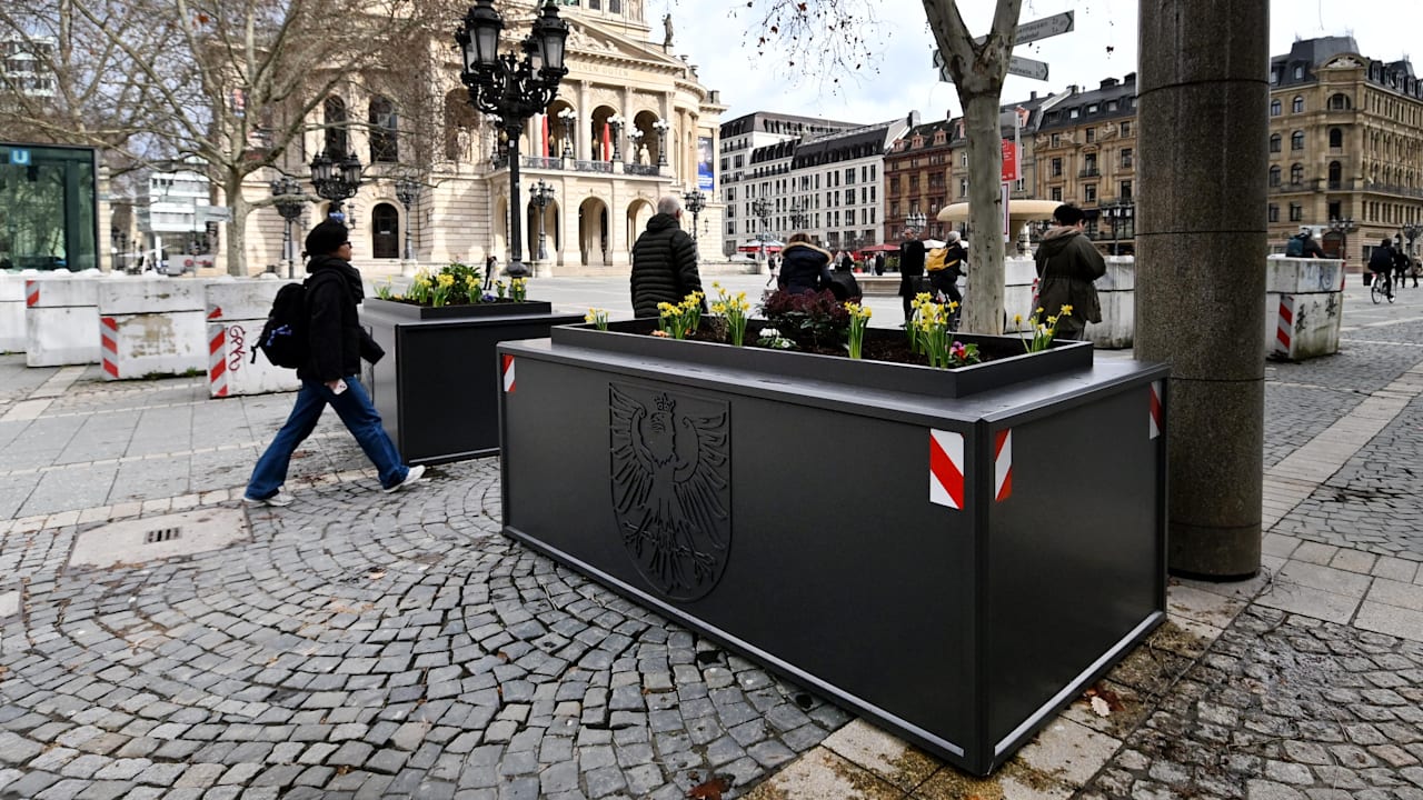 „Das kommt ganz gut an“: Frankfurt-OB feiert sich für schönere Terror-Poller | Politik