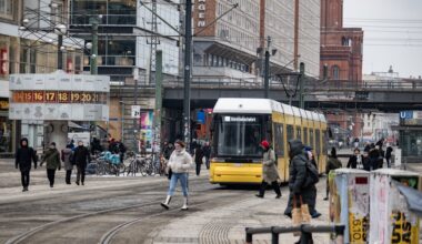 Busse und Bahnen fahren wieder