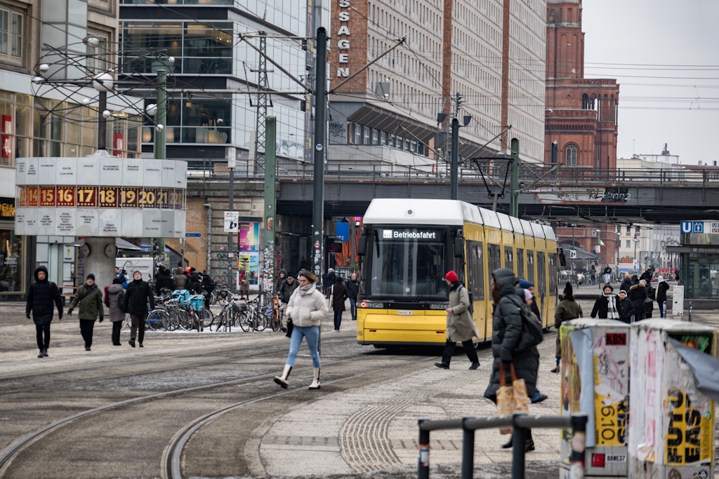 Busse und Bahnen fahren wieder