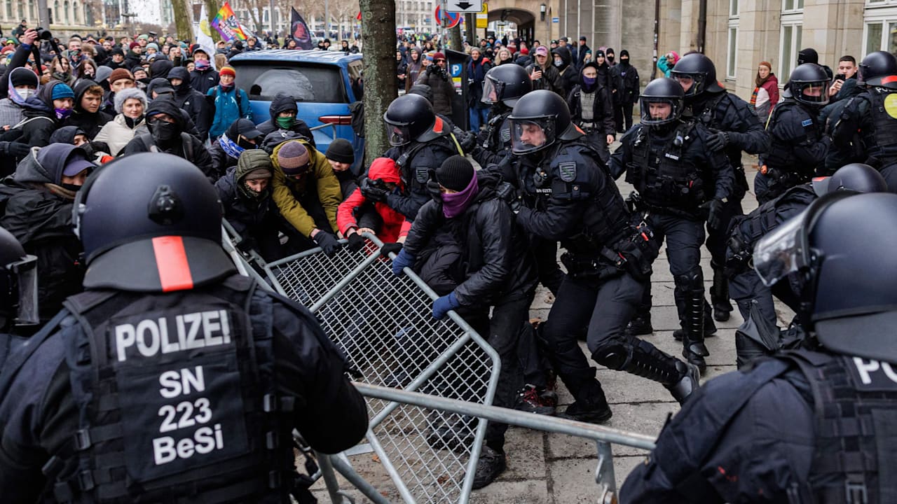 Aufmarsch in Dresden: Polizei muss Nazis und Gegendemonstranten trennen | Regional