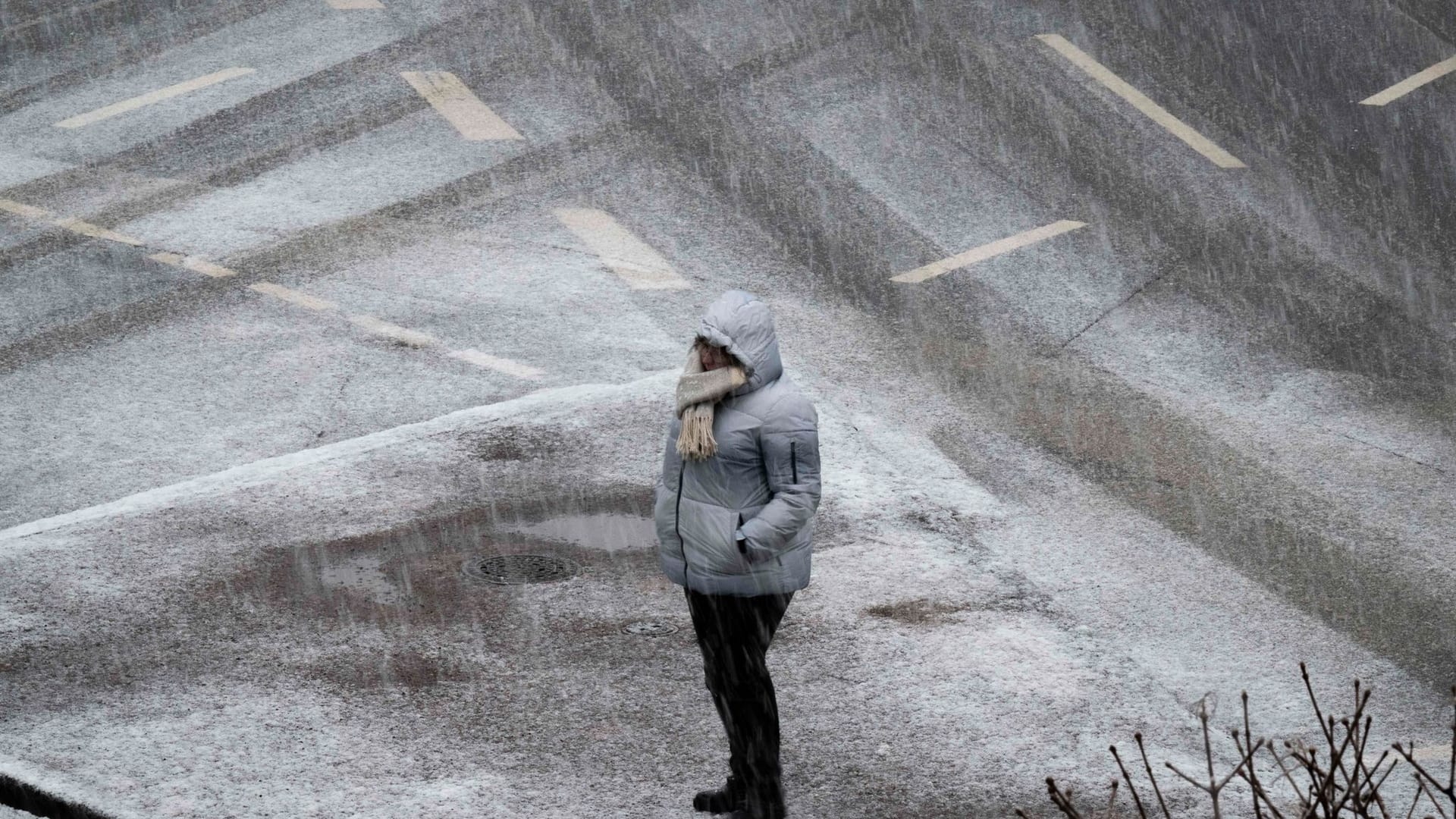 Ein Mensch läuft bei starkem Schneefall über eine Straße in Frankfurt: Es kam zu zahlreichen Unfällen.