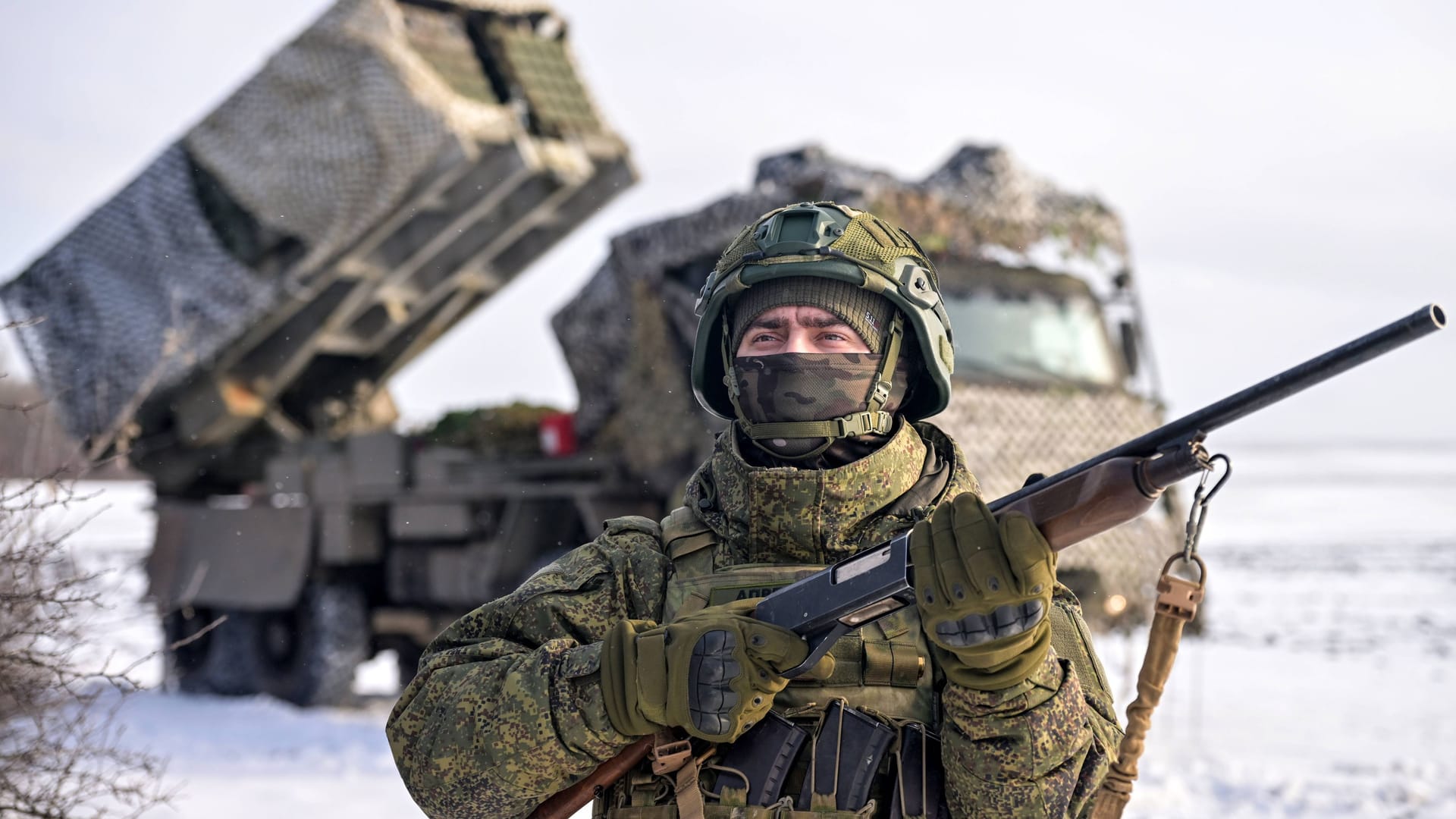 Ein russischer Soldat steht in der Ukraine vor einem Raketenwerfer: Putins brutaler Winterkrieg führt auch in der russischen Armee zu hohen Verlusten. Ein russischer Soldat steht in der Ukraine vor einem Raketenwerfer: Putins brutaler Winterkrieg führt auch in der russischen Armee zu hohen Verlusten.