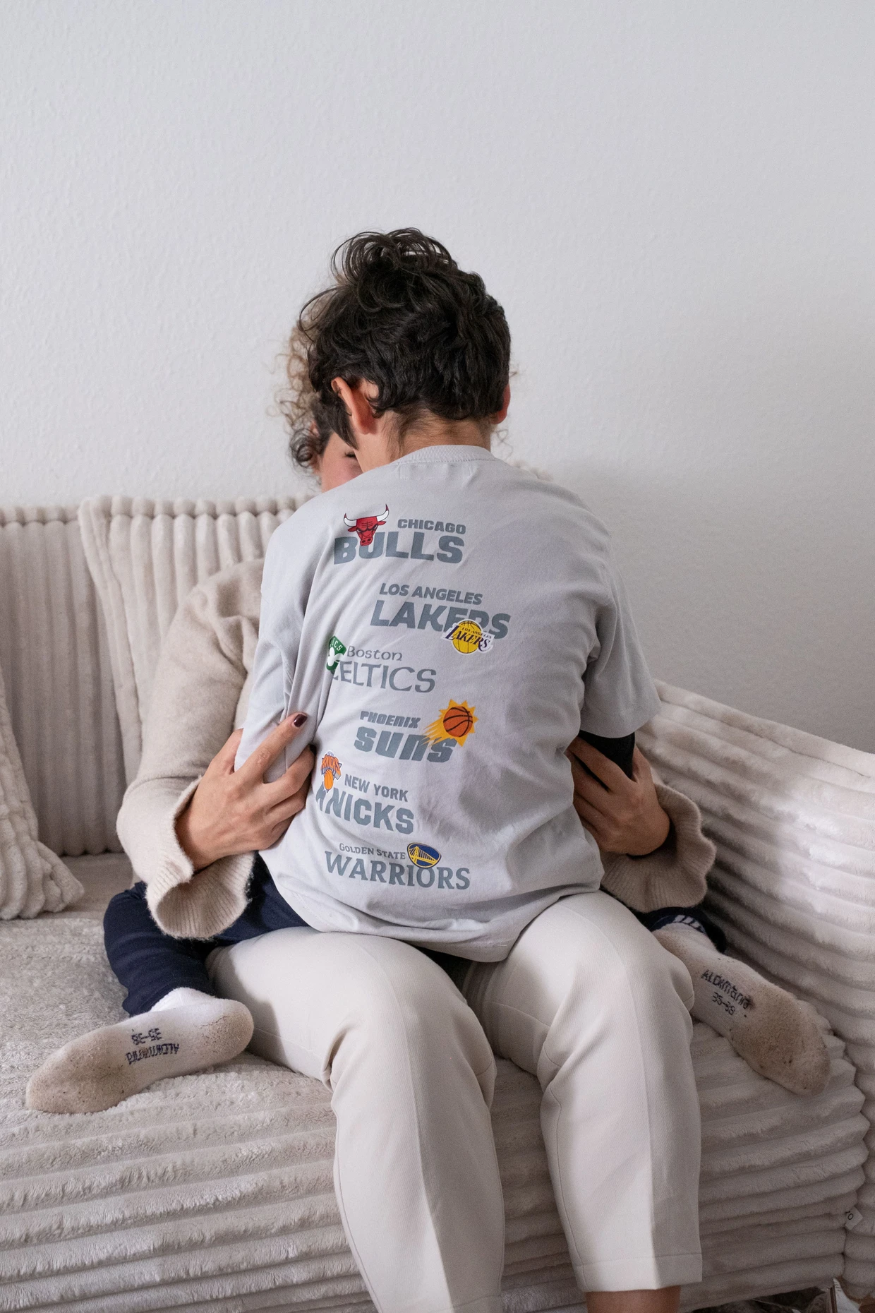 Ein Team: Aysan Rajabi und ihr Sohn kuscheln auf dem Sofa.