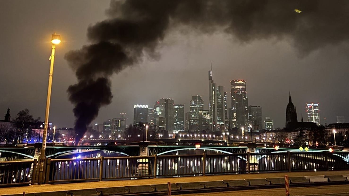 Brennender Bus in Frankfurt