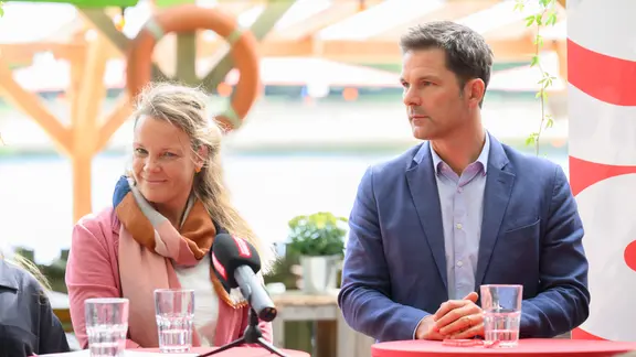 Steffen Krach (SPD), amtierender Regionspräsident der Region Hannover, und Eva Bender (SPD), Schul- und Kulturdezernentin der Stadt Hannover, stehen bei einer Pressekonferenz zusammen.