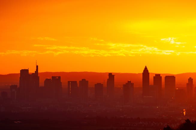 Blick auf die Frankfurter Skyline bei Sonnenaufgang.