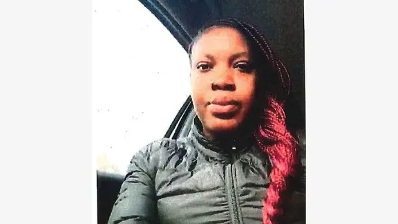 Die Ermittlungen der Polizei führten bisher nicht zur Identifizierung der Frau. Deshalb haben die Ermittler jetzt ein Foto der Gesuchten veröffentlicht. | Polizei Bremen Das Foto zeigt die mutmaßliche Geldwäscherin mit roten Haaren.