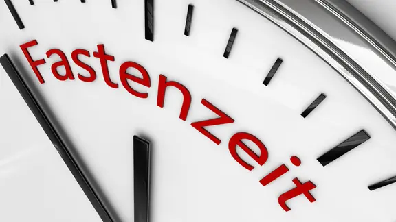 Eine Uhr mt der Aufschrift Fastenzeit