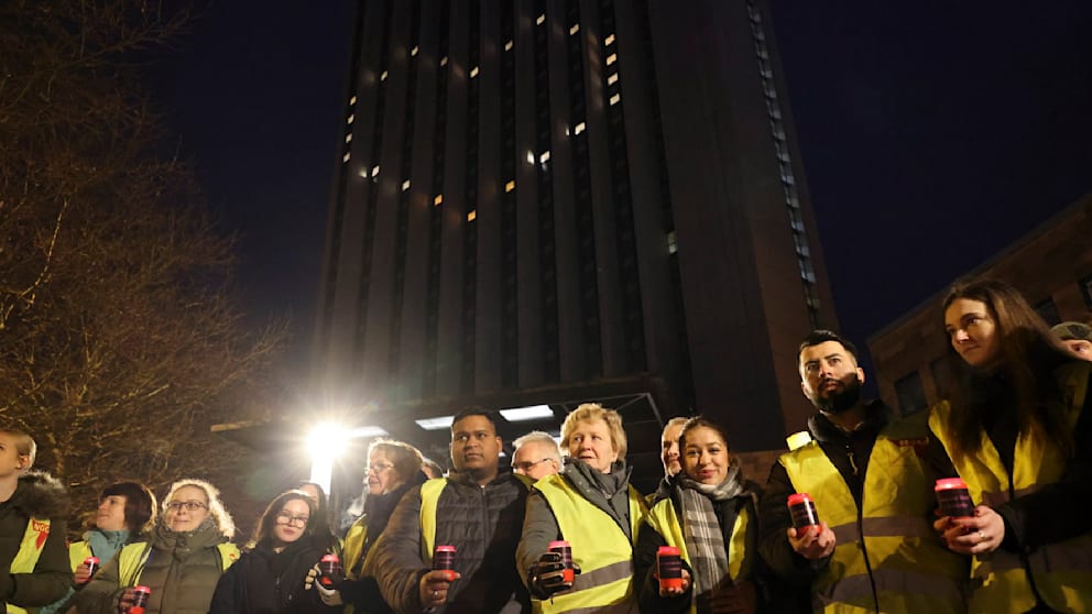 Angestellte des Hotels haben eine Lichterkette vor dem Hotel gebildet und Kerzen angezündet