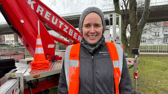 Annkatrin Weber-Gerlach arbeitet an der Umweltplanung des Projekts Marschbahnausbau zwischen Itzehoe und Heide. | NDR, Vinetta Richter Eine Frau blickt frontal in die Kamera, es ist Frau Dr. Weber-Gerlach projektleitende Ingenieurin der Umweltplanung von DB Engineering & Consulting GmbH.