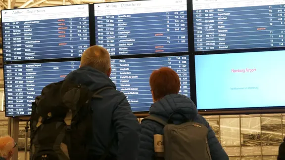 Anzeigetafeln am Hamburger Flughafen zeigen gestrichene Lufthansa-Flüge.