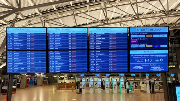 Kurz nach Beginn eines Warnstreiks ist der Flughafen in Hamburg menschenleer.