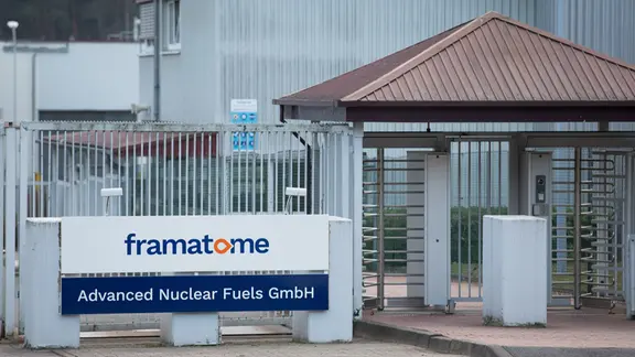 Zugangstor der Framatome-Brennelementefabrik in Lingen. | picture alliance/dpa, Friso Gentsch Zugangstor der Framatome-Brennelementefabrik in Lingen.