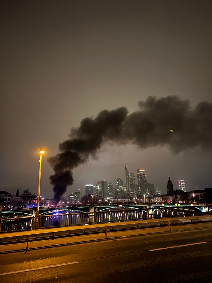 FW-F: Brennender Reisebus am Mainufer in Sachsenhausen