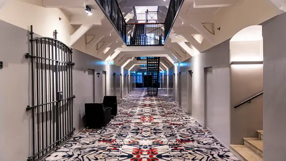 Hotel Katajanokka in Helsinki war früher ein Gefängnis. | picture alliance / imageBROKER | Michael Runkel Hotel Katajanokka, ein ehemaliges Gefängnis ist jetzt ein Hotel in Helsinki.