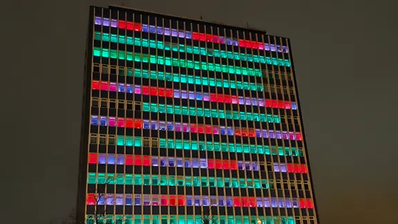 70 Mädchen haben Sonnabend beim "Girls Code" eine Lichtershow fürs Kieler Uni-Hochhaus programmiert. | privat Die Fenster des Uni-Hochhauses der CAU Kiel leuchten bunt.