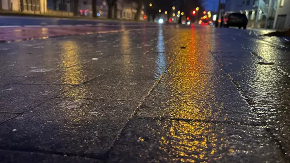 Glatte Straße in Niedersachsen: DWD warnt vor Glätte und gefrierendem Regen.