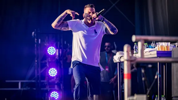 Der Hamburger Rapper Gzuz performt auf der Bühne.