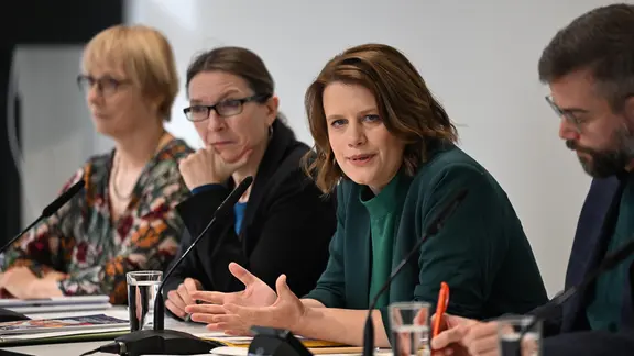 Hannover: Ksenija Bekeris (SPD,2.v.l), Bildungssenatorin von Hamburg, Tanja Brunnert (l), Bundespressesprecherin des Berufsverbandes der Kinder- und Jugendärzt*innen BVKJ e.V., hören Julia Willie Hamburg (Grüne,2.v.r), Kultusministerin von Niedersachsen, zu. | dpa, Shireen Broszies Hannover: Ksenija Bekeris (SPD,2.v.l), Bildungssenatorin von Hamburg, Tanja Brunnert (l), Bundespressesprecherin des Berufsverbandes der Kinder- und Jugendärzt*innen BVKJ e.V., hören Julia Willie Hamburg (Grüne,2.v.r), Kultusministerin von Niedersachsen, zu.