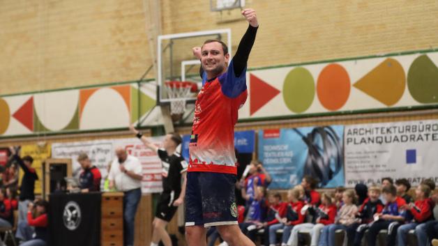 Hannes Grunwald erzielte nicht nur das 1:0 für die HSG Holsteinische Schweiz, sondern bejubelte später auch noch einen Block gegen einen Wurf von Domagoj Duvnjak, in dessen Folge der Außenseiter beim 7:6 zum letzten Mal in Führung ging.