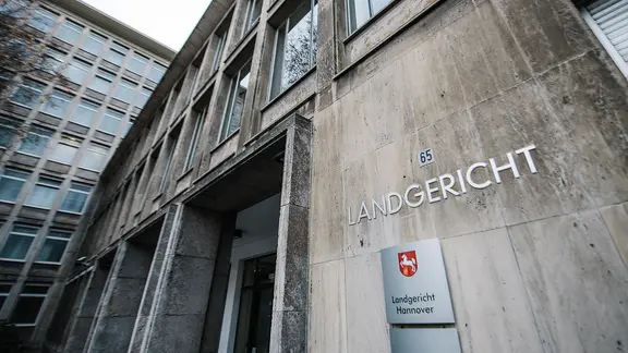 An einem Gebäude hängt ein Schild mit der Aufschrift Landgericht Hannover. | NDR, Julius Matuschik An einem Gebäude hängt ein Schild mit der Aufschrift Landgericht Hannover.