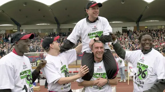 Hannovers Trainer Ralf Rangnick wird von seinem Assistenten Mirko Slomka auf den Schultern getragen. | picture alliance / dpa, Holger Hollemann Hannovers Trainer Ralf Rangnick wird von seinem Assistenten Mirko Slomka auf den Schultern getragen.