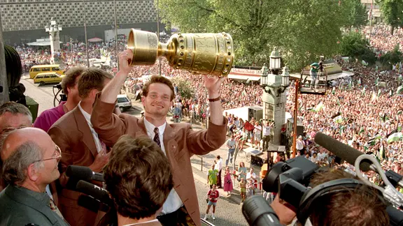 Pokalheld Jörg Sievers präsentiert die Trophäe. | imago sportfotodienst Pokalheld Jörg Sievers präsentiert die Trophäe.