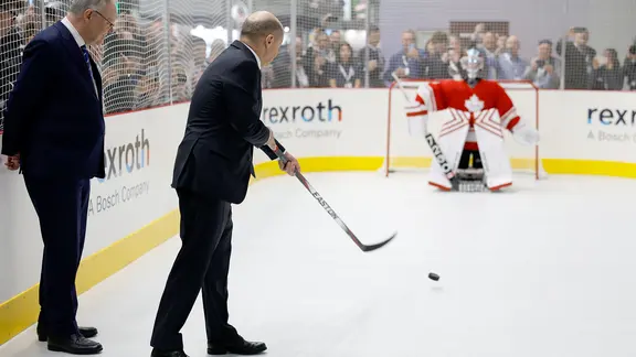 Olaf Scholz (SPD), geschäftsführender Bundeskanzler, spielt am Stand von Canada Hockey gegen einen Roboter Torwart beim Eröffnungsrundgang auf der Industriemesse Hannover Messe 2025. | dpa, Michael Matthey Olaf Scholz (SPD), geschäftsführender Bundeskanzler, spielt am Stand von Canada Hockey gegen einen Roboter Torwart beim Eröffnungsrundgang auf der Industriemesse Hannover Messe 2025.