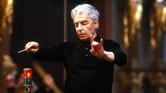 Ein Porträtbild zeigt Herbert von Karajan beim Dirigieren. | Deutsche Grammophon, Siegfried Lauterwasser Ein Porträtbild zeigt Herbert von Karajan beim Dirigieren.