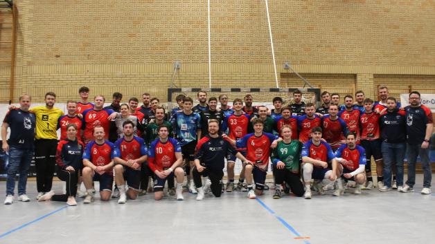 Ausnahmslos strahlende Gesichter gab es nach dem Ertönen der Schlusssirene, als sich die Spieler der HSG Holsteinische Schweiz und die des THW Kiel, die erstmals in den neuen, blauen Auswärtstrikots aufliefen, zum gemeinsamen Foto stellten.