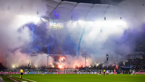 Fans des HSV zünden während des Bundesliga-Derbys gegen Werder Bremen Pyrotechnik | IMAGO / Philipp Szyza Fans des HSV zünden während des Bundesliga-Derbys gegen Werder Bremen Pyrotechnik