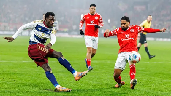 Spielszene des HSV in Mainz: Bakery Jatta (l.).