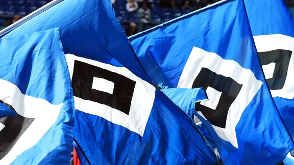 Fahnen mit dem Logo des Hamburger SV