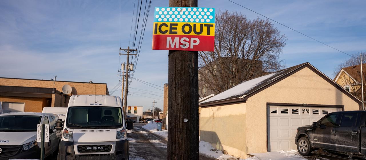 Ein Anti-ICE-Schild ist an einem Masten in Minneapolis, Minnesota, angebracht.