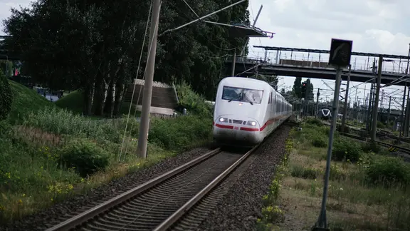 Ein ICE fährt auf einer Bahnstrecke. Eine Frau zog die Notbremse. | NDR, Julius Matuschik Ein ICE fährt auf einer Bahnstrecke. Eine Frau zog die Notbremse.