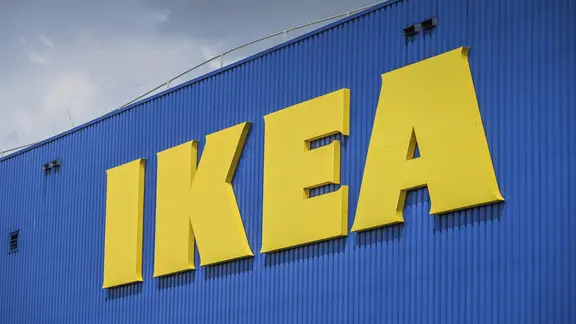 Der Schriftzug "IKEA" an einem Gebäude. | picture alliance / imageBROKER | Joko Der Schriftzug "IKEA" an einem Gebäude.