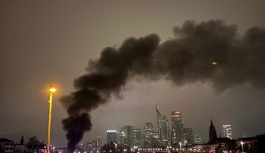 FW-F: Brennender Reisebus am Mainufer in Sachsenhausen