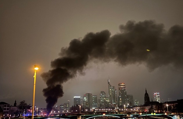 FW-F: Brennender Reisebus am Mainufer in Sachsenhausen