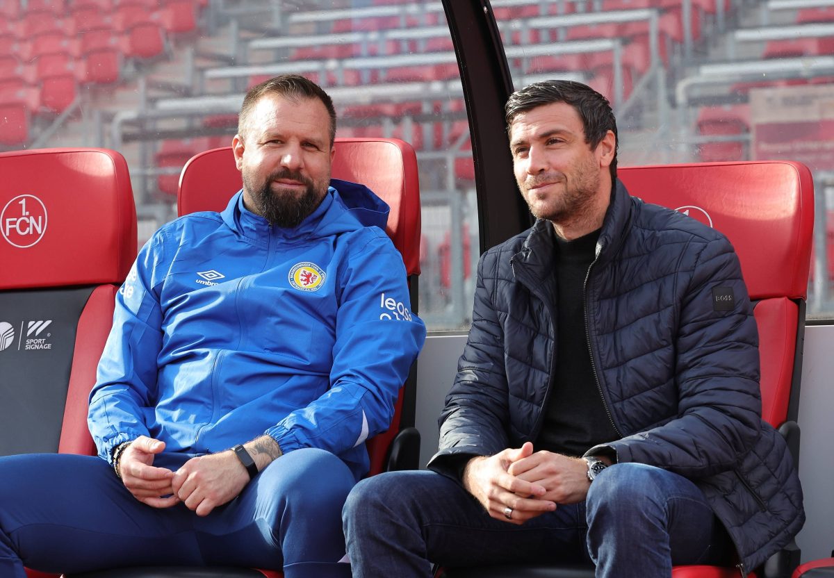 Heiner Backhaus und Benjamin Kessel gemeinsam auf der Trainerbank.