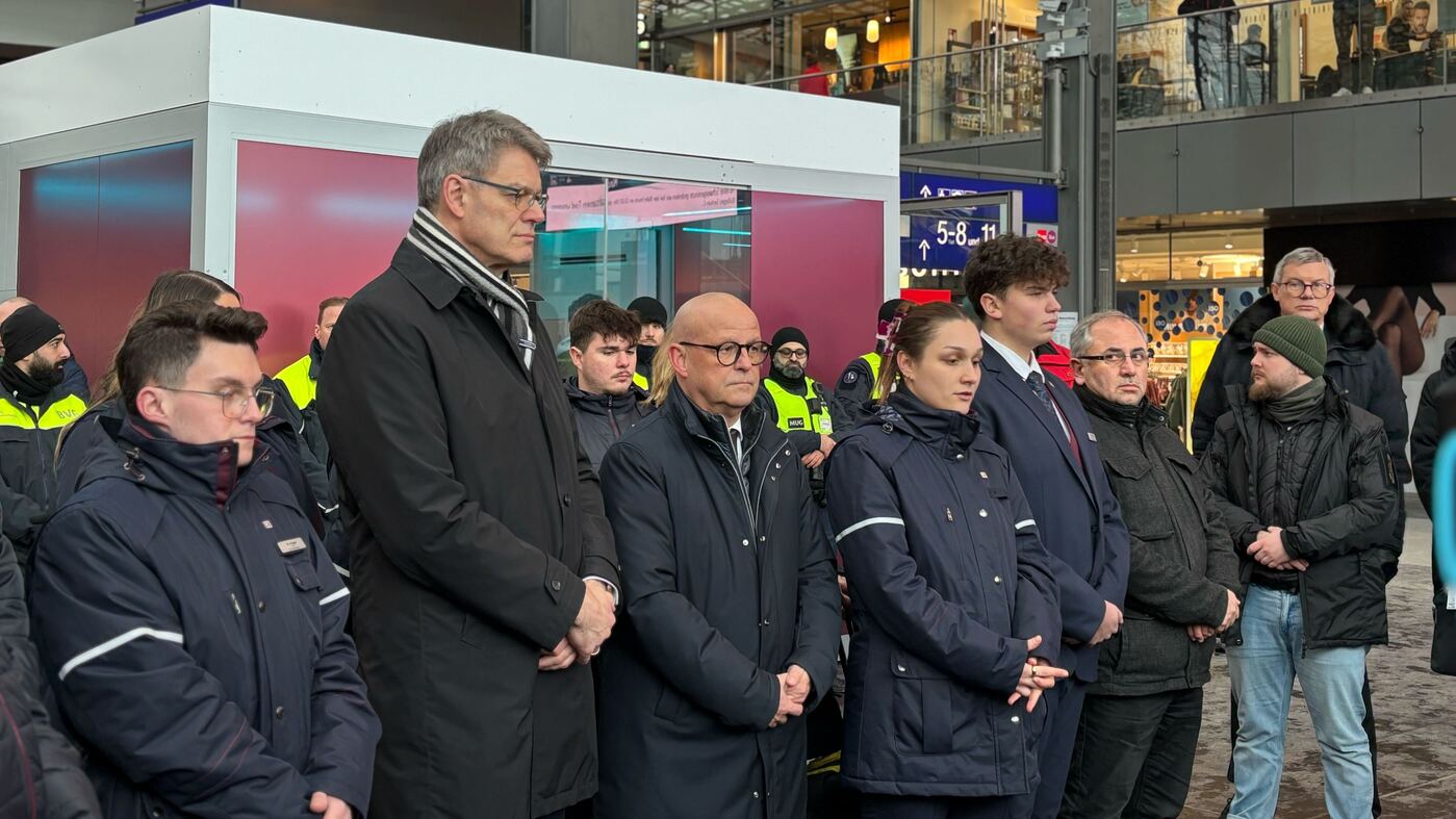 DB-Angestellte versammeln sich für Schweigeminute am Berliner Hauptbahnhof