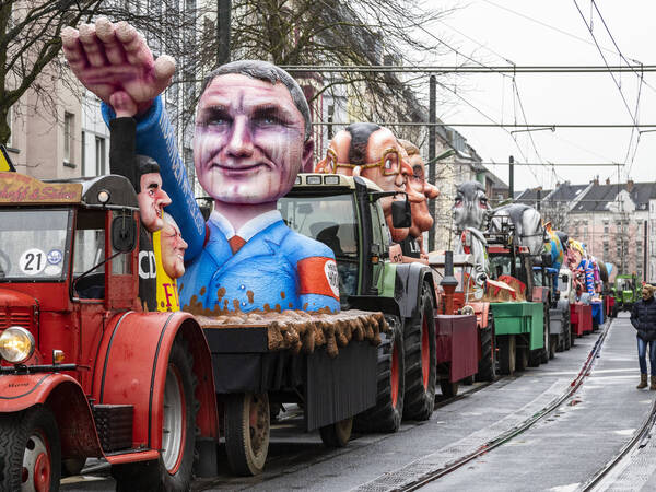 Jacques Tilly Mottowagen, Rosenmontagszug, Düsseldorf, Deutschland Düsseldorf, Deutschland. 24. Februar 2020. Jacques Tilly Mottowagen Sieg Heil Geste zur Landtagswahl in Thüringen mit Björn Höcke, Afd, Rosenmontagszug in Düsseldorf. *** Jacques Tilly theme car, Shrove Monday train, Düsseldorf, Germany Düsseldorf, Germany 24 February 2020 Jacques Tilly theme car Sieg Heil Gesture for the state election in Thuringia with Björn Höcke, Afd, Shrove Monday train in Düsseldorf 