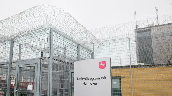 Das Eingangsschild zur "Justizvollzugsanstalt Hannover"