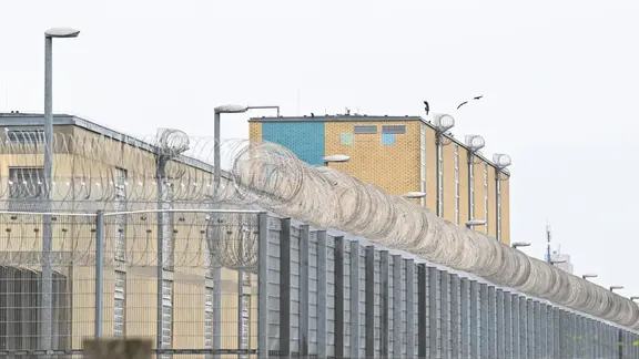 Ein hoher Zaun steht an der Justizvollzugsanstalt Hannover.