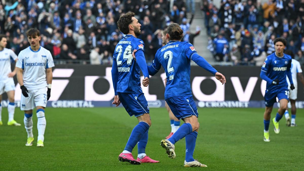 KSC-Verteidiger Sebastian Jung enttäuscht im Spiel gegen Braunschweig